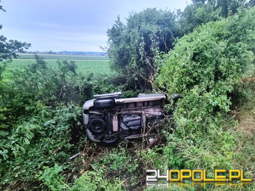 Nie opanowała pojazdu, samochód wypadł z drogi do rowu