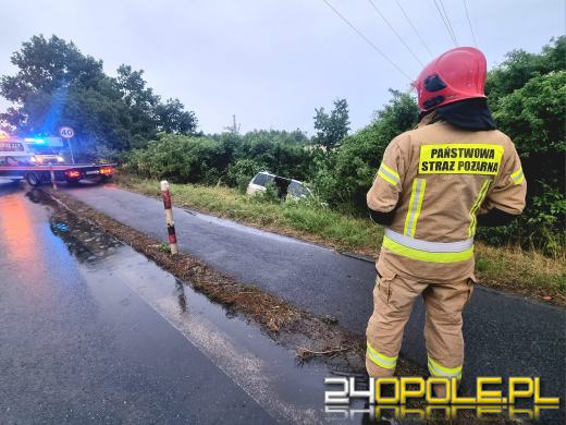 Nie opanowała pojazdu, samochód wypadł z drogi do rowu