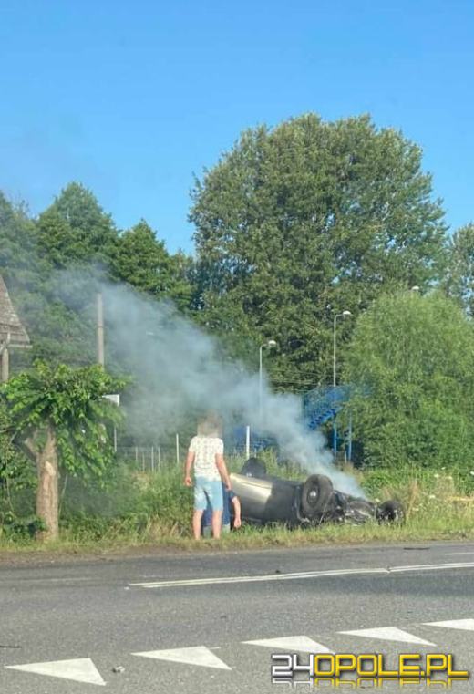 Niebezpieczny wypadek na Brzeziu. Jedno z aut po zderzeniu zaczęło się palić