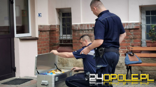 Skrzynia pieniędzy pod drzwiami domu dziecka. Kto jest hojnym darczyńcą?