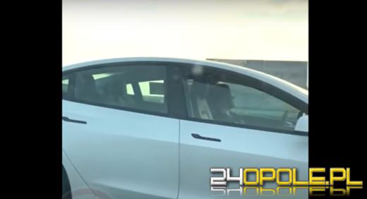 Śpiąca za kierownicą tesli kobieta zabiera głos. Jak się tłumaczy?