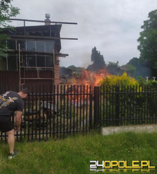 Utknął w pomieszczeniu gospodarczym podczas pożaru - zauważyli to policjanci