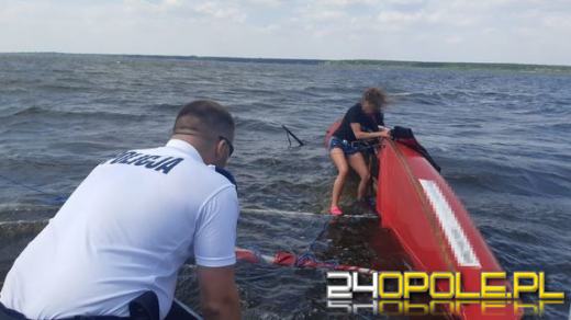 Uratowali osoby z wywróconej żaglówki