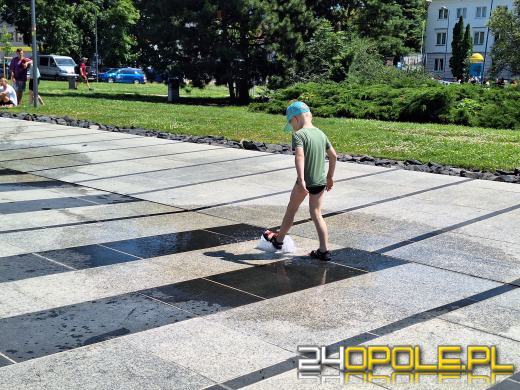 Jest duży upał. Lepiej nie chłodźmy się w miejskich fontannach