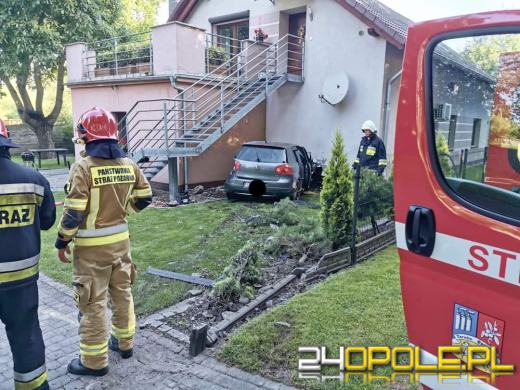 Samochód osobowy wjechał w dom. Wypadek w Tarnowie Opolskim