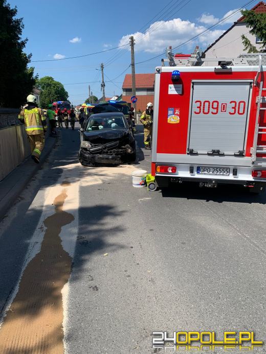 Kierowca wjechał w kościelny mur i zatrzymał się na środku ulicy