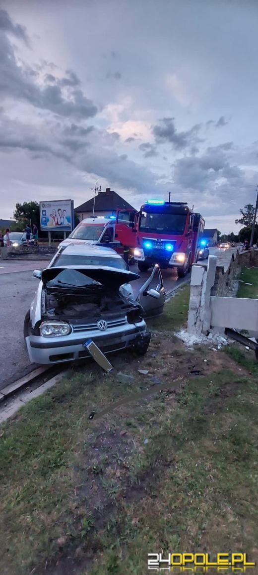 Straciła panowanie nad pojazdem i uderzyła w betonowy płot