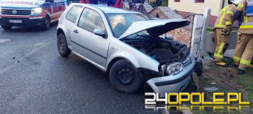 Straciła panowanie nad pojazdem i uderzyła w betonowy płot