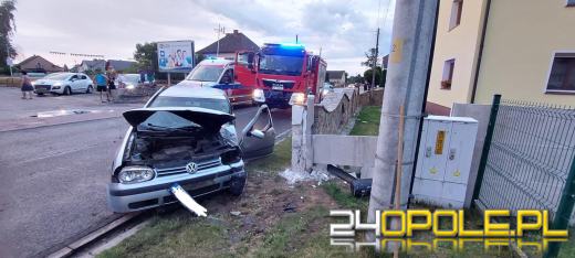 Straciła panowanie nad pojazdem i uderzyła w betonowy płot