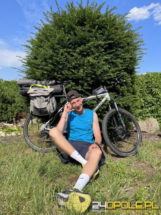 Jedzie przez Polskę na rowerze zachęcając do wsparcia schroniska w Opolu
