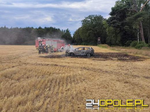 Namysłów: Rodzice chcieli pokazać dzieciom kombajn. Spłonęło im auto