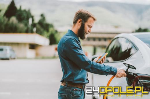 Polska ma stać ładowarkami do elektryków. Na razie jest z tym marnie