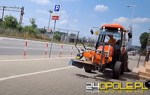 Czytelnicy zaniepokojeni. Czy tak się powinno czyścić chodnik?