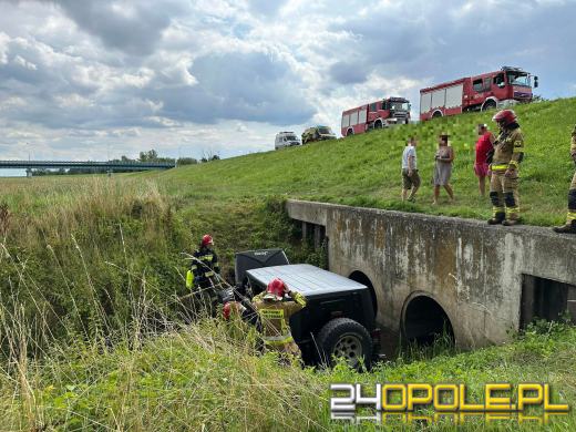 Nie zauważył rowu i do niego wjechał