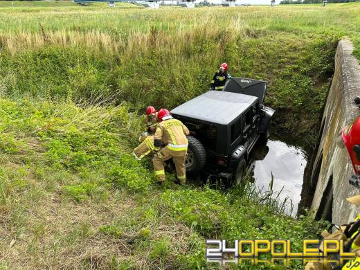 Nie zauważył rowu i do niego wjechał
