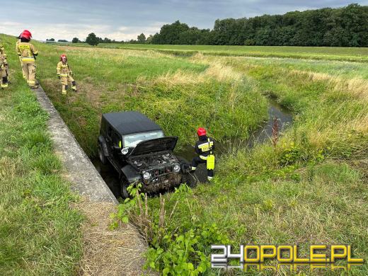 Nie zauważył rowu i do niego wjechał