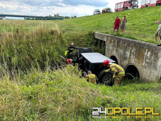Nie zauważył rowu i do niego wjechał