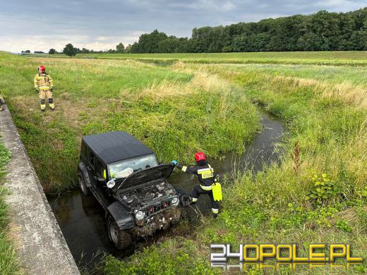Nie zauważył rowu i do niego wjechał