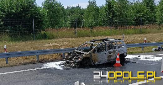 Pożar samochodu osobowego na zjeździe z autostrady