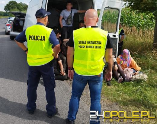 18 imigrantów upchniętych w dostawczym busie - policjanci zatrzymali kierującą