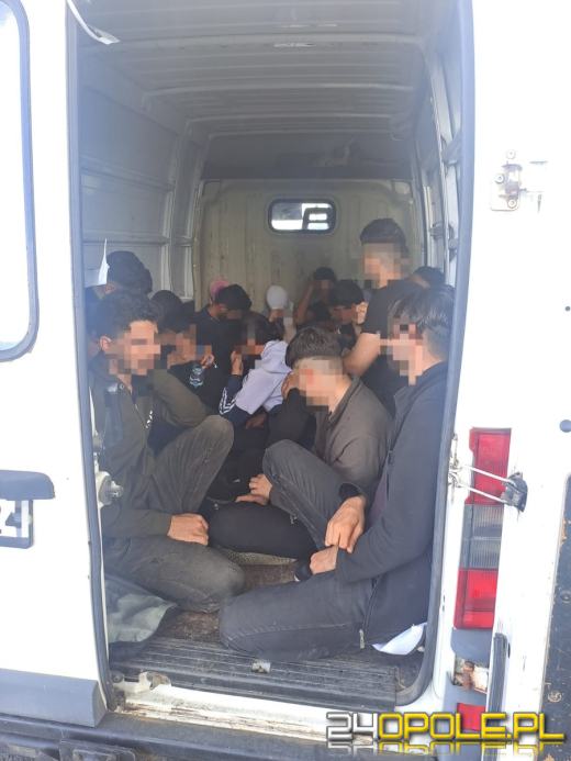 18 imigrantów upchniętych w dostawczym busie - policjanci zatrzymali kierującą