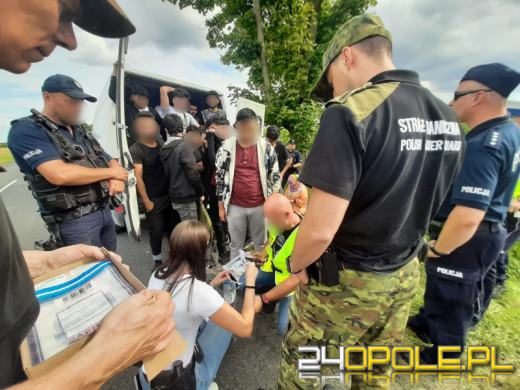 18 imigrantów upchniętych w dostawczym busie - policjanci zatrzymali kierującą