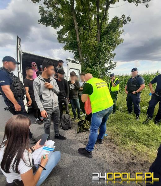 18 imigrantów upchniętych w dostawczym busie - policjanci zatrzymali kierującą