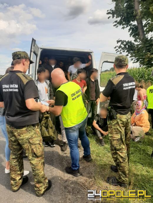 18 imigrantów upchniętych w dostawczym busie - policjanci zatrzymali kierującą