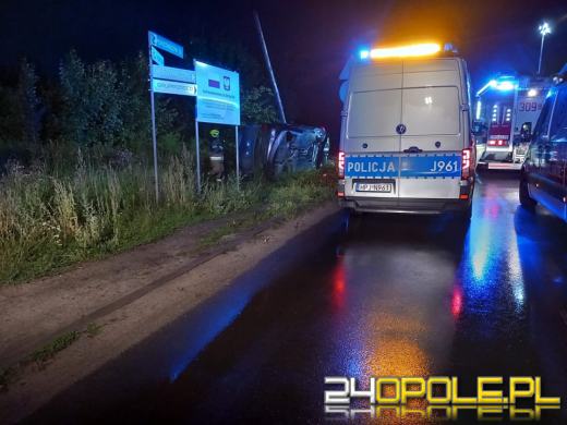 Samochód wypadł z drogi i uderzył w słup