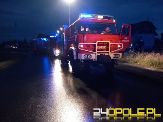 Samochód wypadł z drogi i uderzył w słup