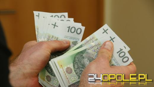 Znalazła saszetkę z ponad 120 tysiącami złotych, zawiadomiła policję