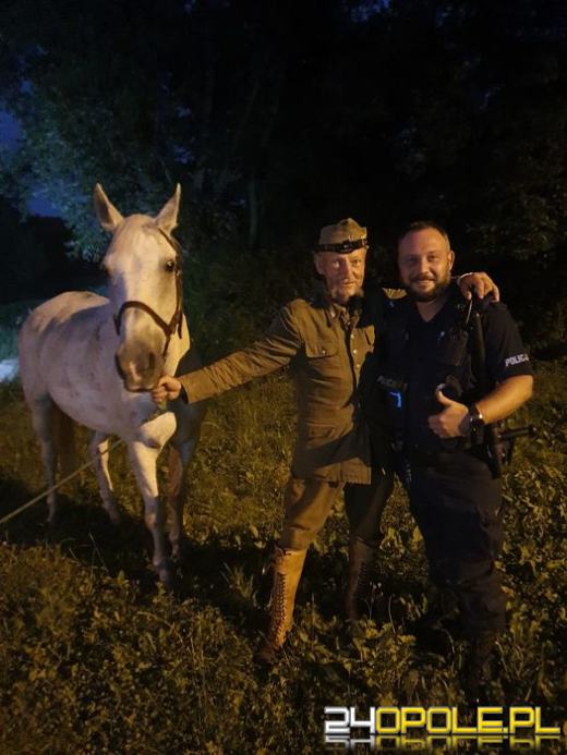 Jeździec na białym koniu zgubił się w okolicach Kietrza. Pomogli policjanci