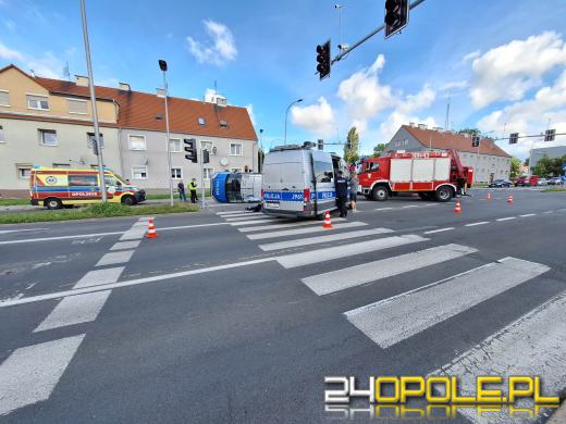 Zderzenie policyjnego busa z osobówką na Chabrach