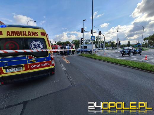 Zderzenie policyjnego busa z osobówką na Chabrach