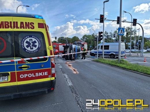 Zderzenie policyjnego busa z osobówką na Chabrach