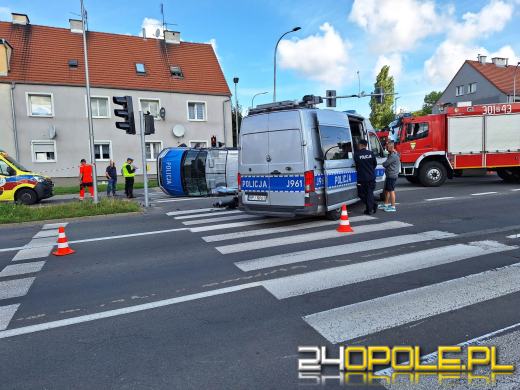 Zderzenie policyjnego busa z osobówką na Chabrach