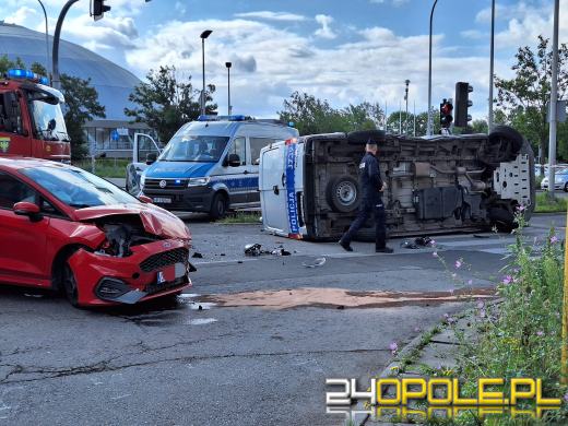 Zderzenie policyjnego busa z osobówką na Chabrach
