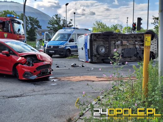Zderzenie policyjnego busa z osobówką na Chabrach
