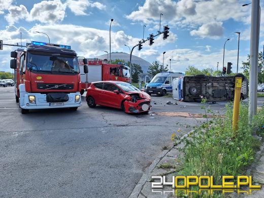 Zderzenie policyjnego busa z osobówką na Chabrach