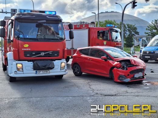 Zderzenie policyjnego busa z osobówką na Chabrach