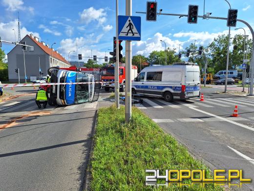 Zderzenie policyjnego busa z osobówką na Chabrach