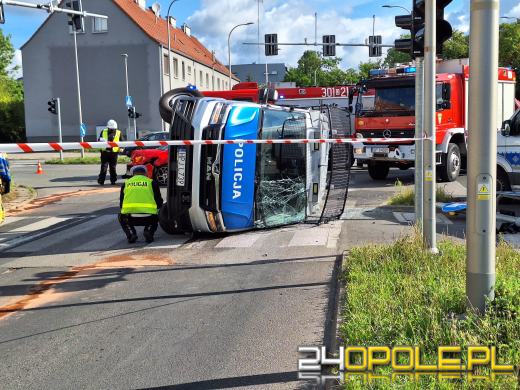 Zderzenie policyjnego busa z osobówką na Chabrach