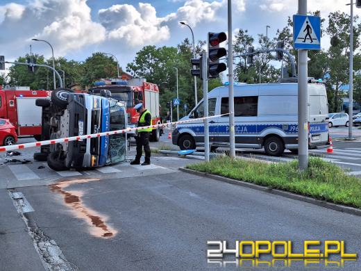 Zderzenie policyjnego busa z osobówką na Chabrach
