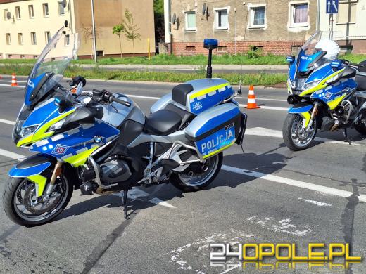 Zderzenie policyjnego busa z osobówką na Chabrach