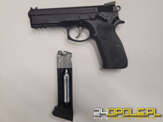 47-latek strzelał metalowymi pociskami w kierunku sąsiadów i zaparkowanych samochodów