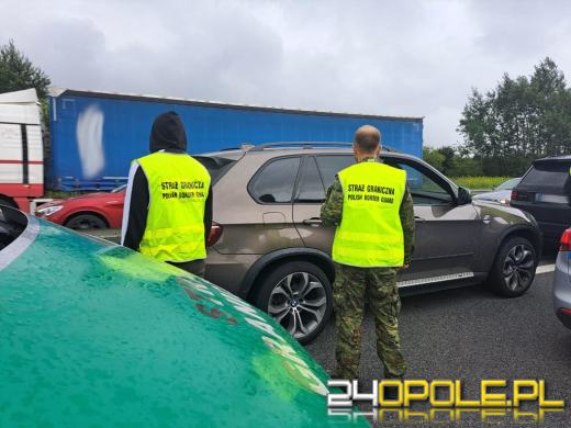 19 obcokrajowców w busie. Kolejny przemyt udaremniony na zjeździe Olszowa