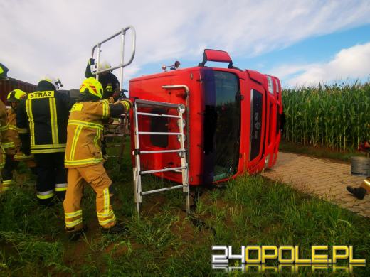Przewróciła się ciężarówka z wapnem. Akcja służb w powiecie kędzierzyńsko-kozielskim