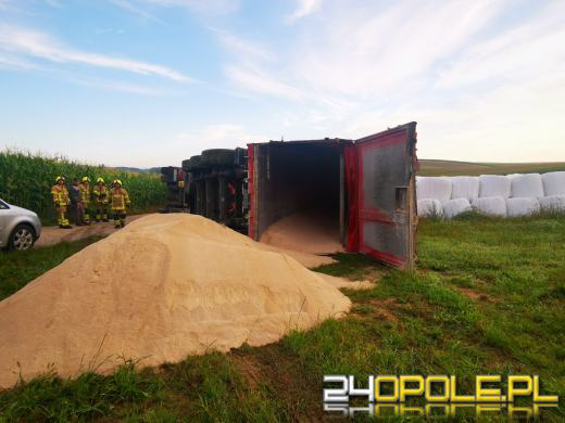 Przewróciła się ciężarówka z wapnem. Akcja służb w powiecie kędzierzyńsko-kozielskim