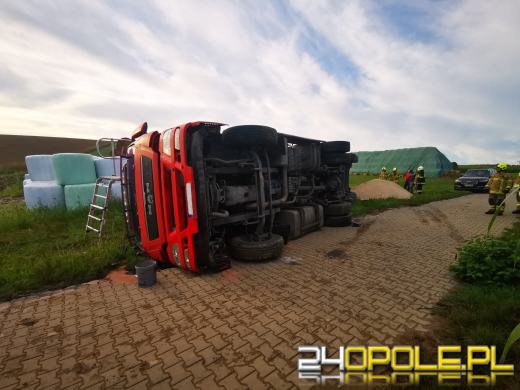 Przewróciła się ciężarówka z wapnem. Akcja służb w powiecie kędzierzyńsko-kozielskim