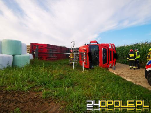 Przewróciła się ciężarówka z wapnem. Akcja służb w powiecie kędzierzyńsko-kozielskim